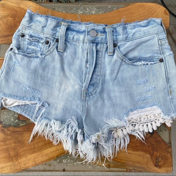 FREE PEOPLE Womens Cut Off Light Wash Crochet Denim Distressed Shorts Size 24 - Picture 3 of 8
